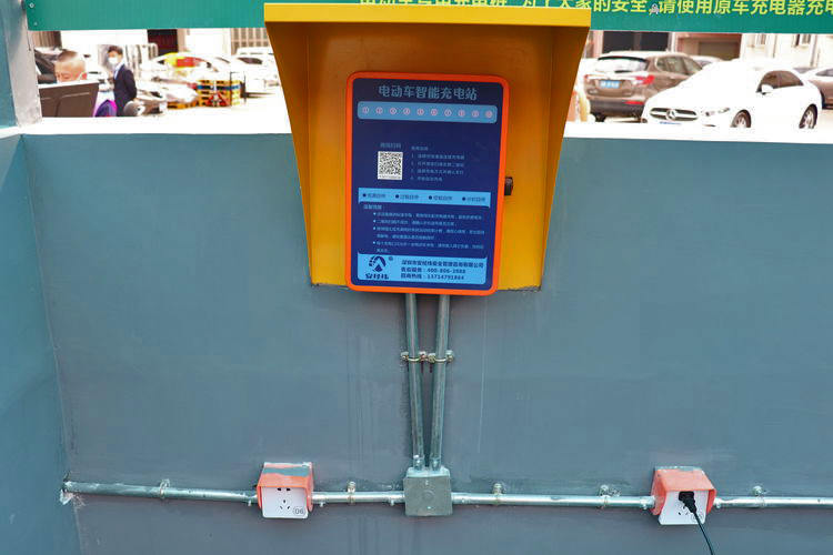 小區(qū)電動車充電車棚圖片