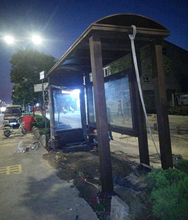 江蘇鹽城鄉(xiāng)鎮(zhèn)簡約公交車站臺