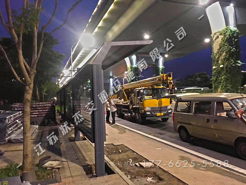 加長(zhǎng)型公交車(chē)站臺(tái)安裝完成