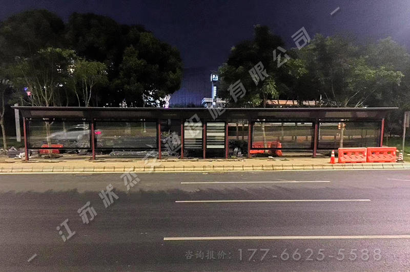 加長(zhǎng)型公交車(chē)站臺(tái)安裝完成